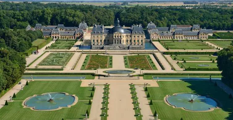 harmonie d'un jardin à la française bien entretenu