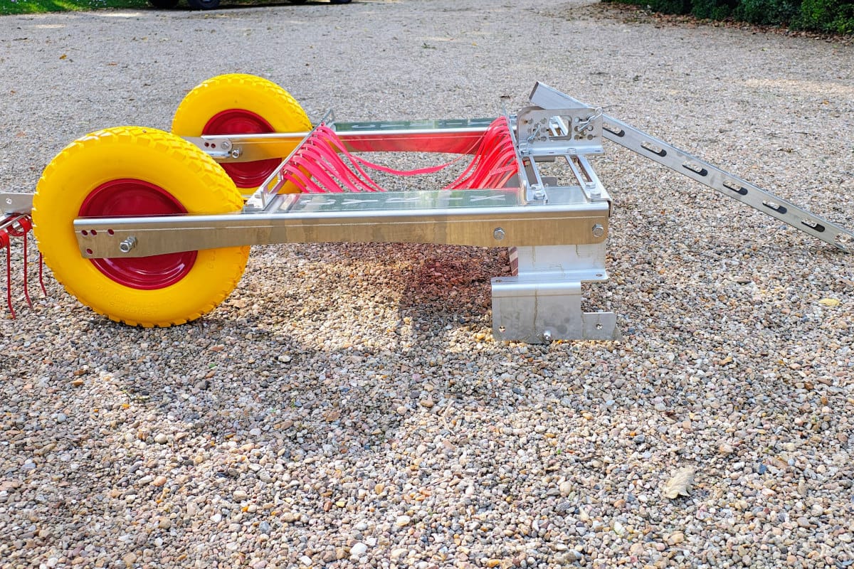 désherbeur mécanique sur gravier