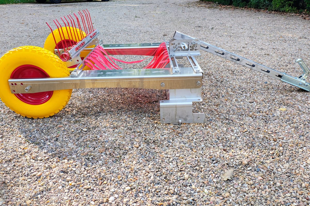 désherbeur mécanique sur gravier