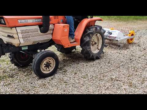 Désherbage du gravier avec un micro-tracteur Kubota B1400