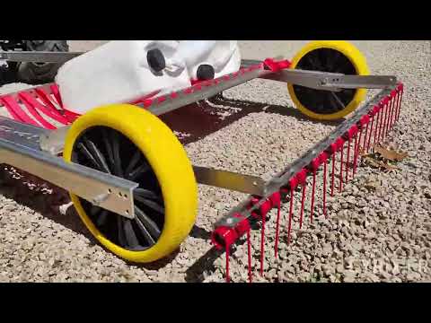 Désherbage d’une cour en gravier avec un quad